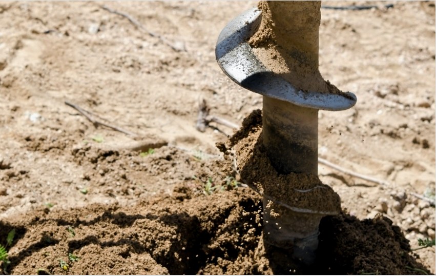 Egyes esetekben próbafúrásokat végeznek a talajvíz helyének meghatározása céljából