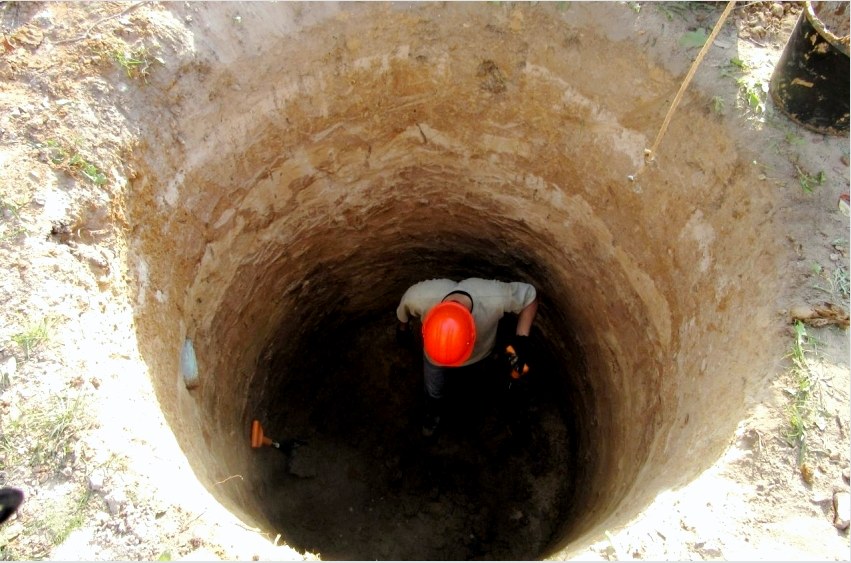 A kutak számára egy lyukat áshat manuálisan vagy speciális berendezés segítségével