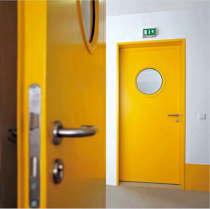 A GOST R 57327-2016 a fém tűzvédelmi ajtókat a tervezési jellemzői szerint osztályozza