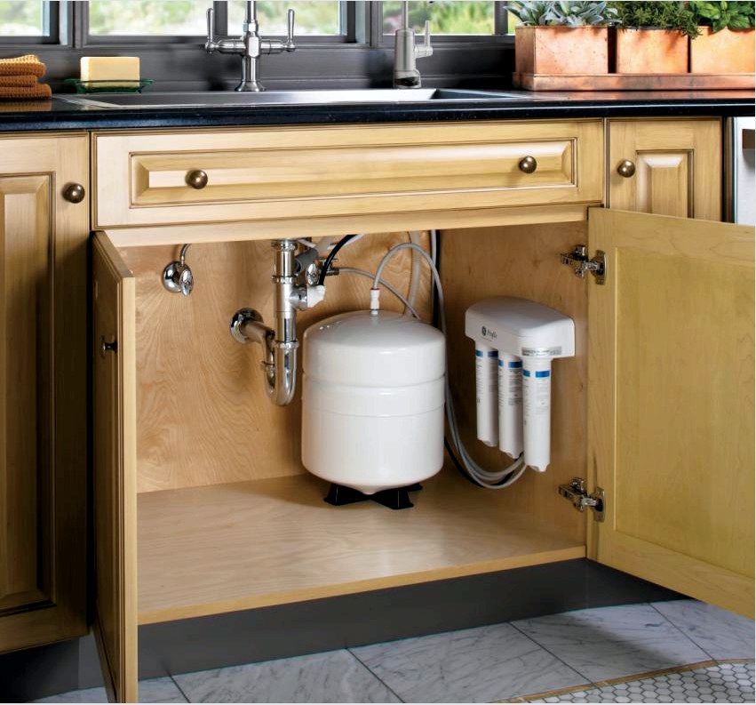 A vízszűrő a konyhai mosogató alá van felszerelve
