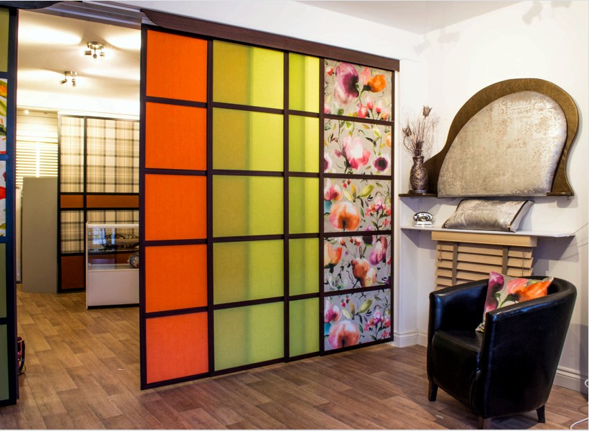 A toló belső ajtók bármilyen színűek lehetnek, a legfontosabb dolog a szoba kialakításával való harmonikus kombináció