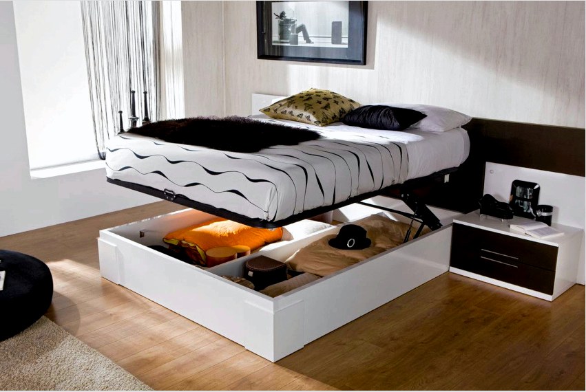 Kicsi helyiségek esetén jobb, ha az emelőszerkezettel felszerelt ágyak részesülnek előnyben.