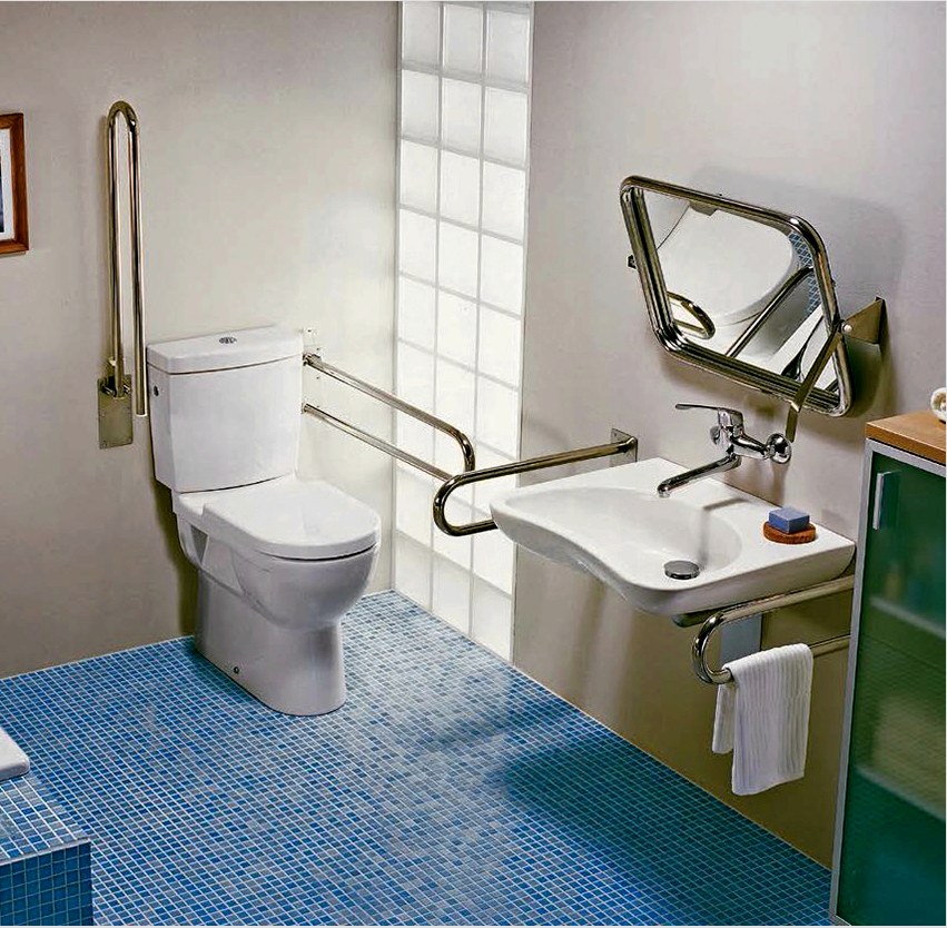 A WC-k minimális mérete a fogyatékkal élők számára: mélység - 180 cm, szélesség - 165 cm