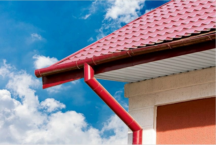 Fémből készült tető esetén ón ereszcsatorna használható