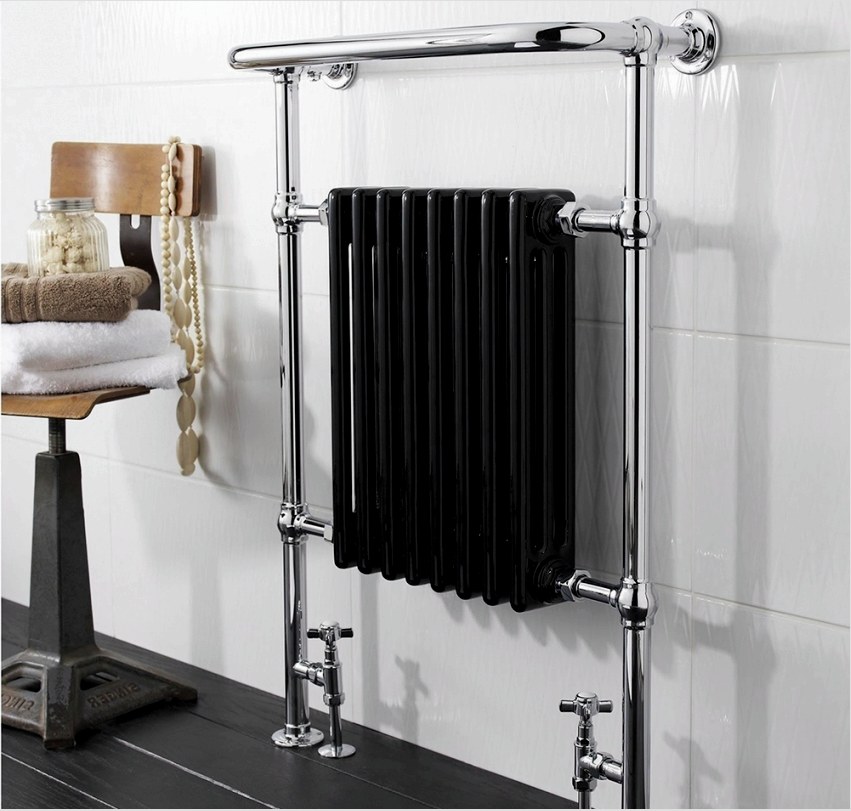A rozsdamentes acélból készült, vízmelegítő törölközőtartó a radiátorral kombinálva innovatív fürdőszoba megoldás