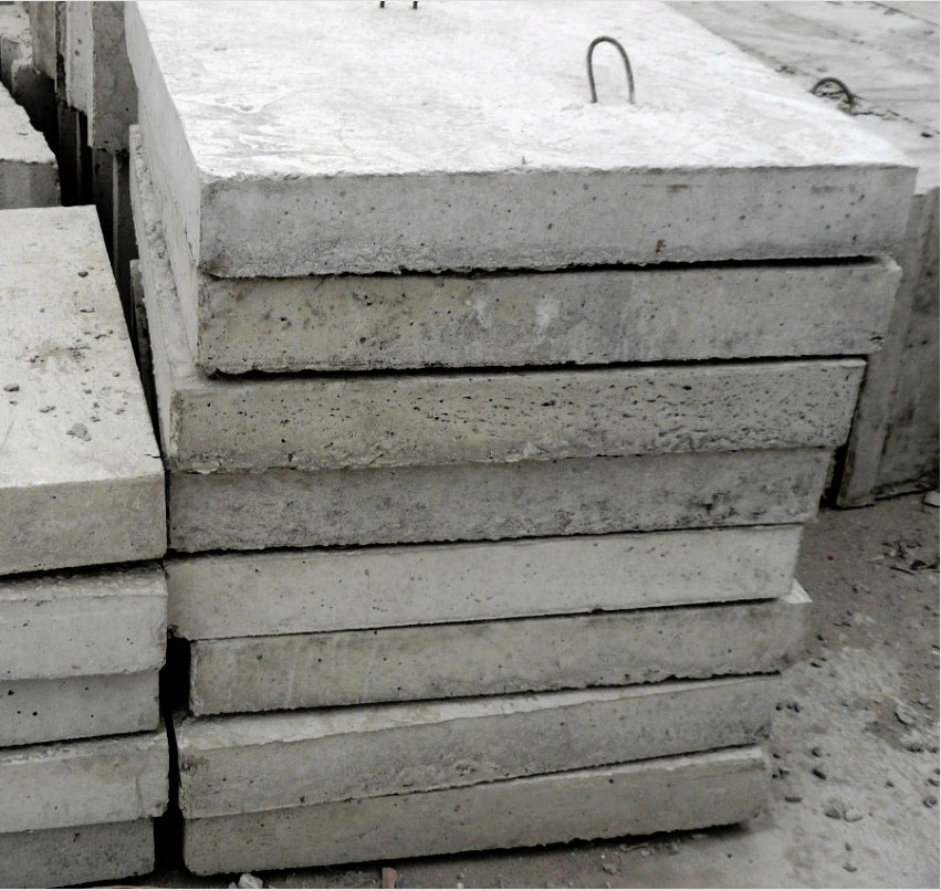  A betonkeverék belsejében acél megerősítő rudak vannak, amelyek tartóssá teszik a lemezeket