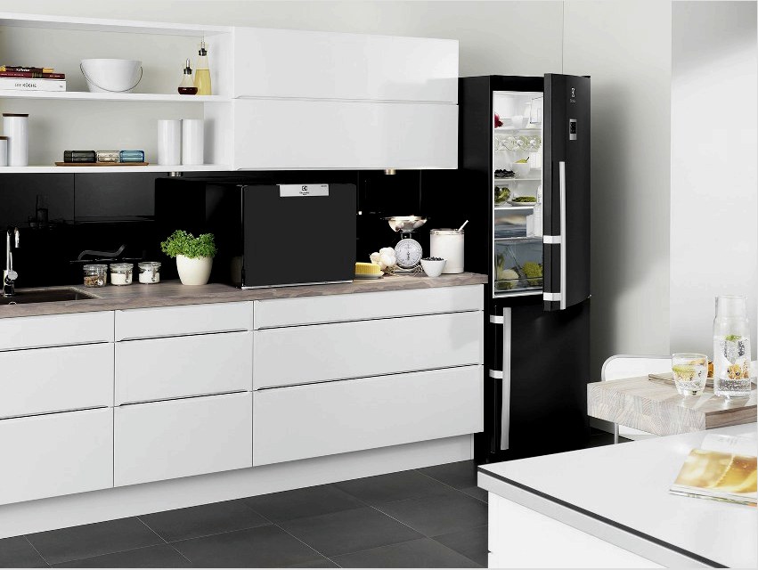 A kompakt mosogatógép kis magassága lehetővé teszi, hogy a gépet mind a mosogató alá, mind a fali szekrények alá helyezze a munkalapon.