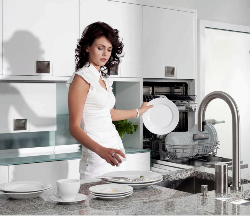 A mosogatógépek kis méretű modelljei kissé meghaladják a hagyományos mikrohullámú sütő méretét, ezen kívül mobilok