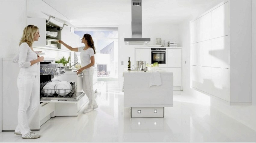 Különböző teljes méretű mosogatógépek tökéletesen illeszkednek a modern, tágas konyha belsejébe