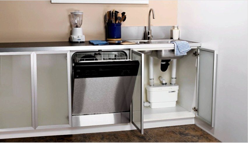 A beépített 60 cm magas mosogatógép méretmodellnek tekinthető, és egy 4 fős család igényeit kielégíti