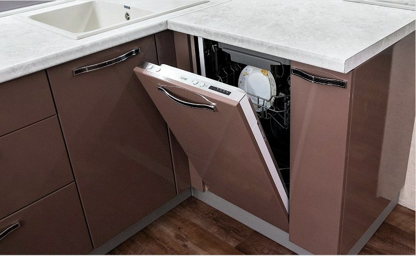 A keskeny mosogatógépek funkcionalitása meglehetősen megtelt, összehasonlítva a szokásos szélességű egységekkel