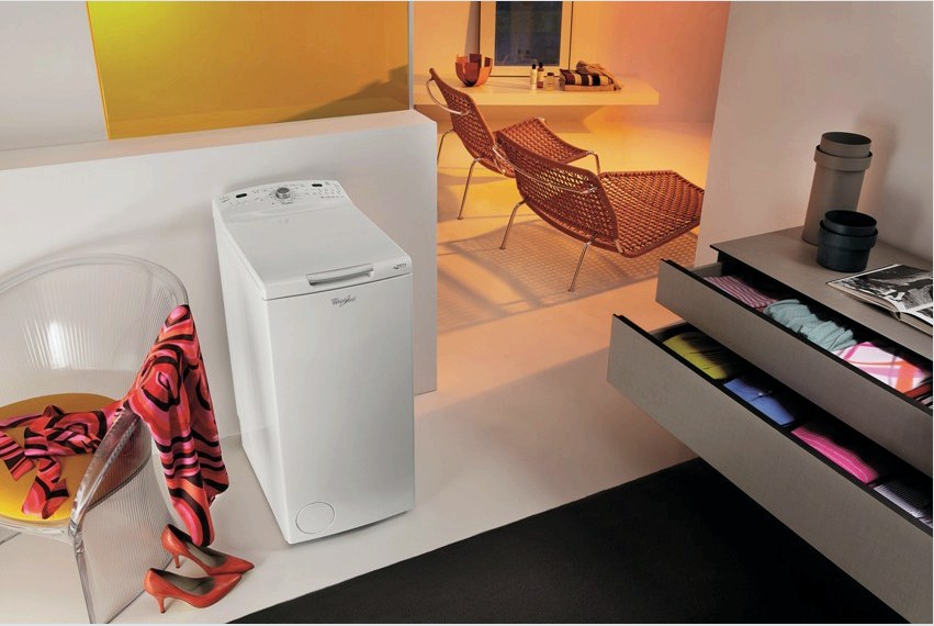 A függőleges mosógépet nem lehet a faliszekrények alá helyezni, mivel a fedél kinyitása szabad helyet igényel.