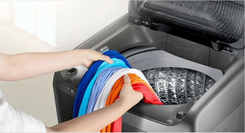 A feltöltődő mosógépek méretei lehetővé teszik egy kis helyiségbe való beillesztést
