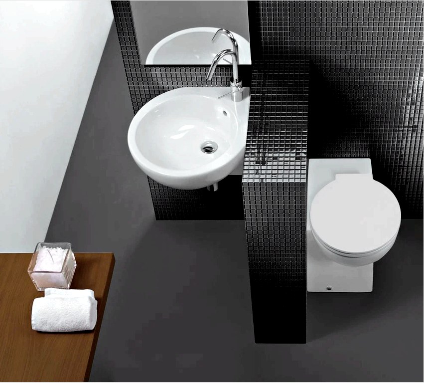 A sarok-WC lehetővé teszi az összes kommunikáció elrejtését
