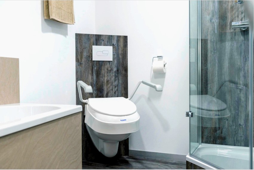 A fogyatékkal élők számára rendeljen nem szabványos méretű és jellemzőkkel rendelkező WC-edényeket.