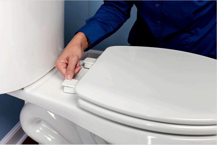 A WC-ülőhely kiválasztásakor ügyelnie kell arra, hogy az illeszkedjen nemcsak méretéhez, hanem szerelvényeihez is