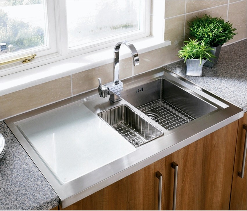 A mosogató felszerelhető különféle kiegészítőkkel.
