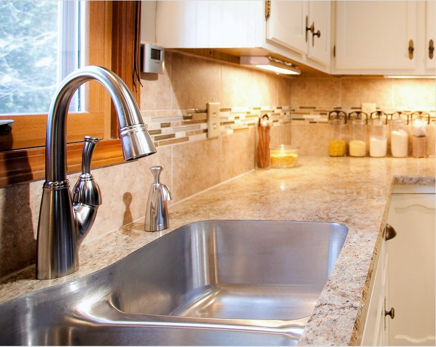 A rozsdamentes acélból készült mosogató bármilyen belső térhez használható, és különféle típusú munkalapokkal kombinálható