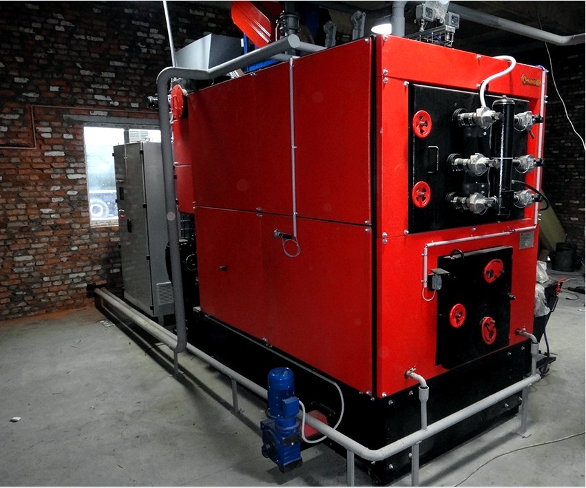 A modern szilárd tüzelésű kazánok légfúvóval, hőmérséklet-érzékelővel és automatikus gyújtással vannak felszerelve