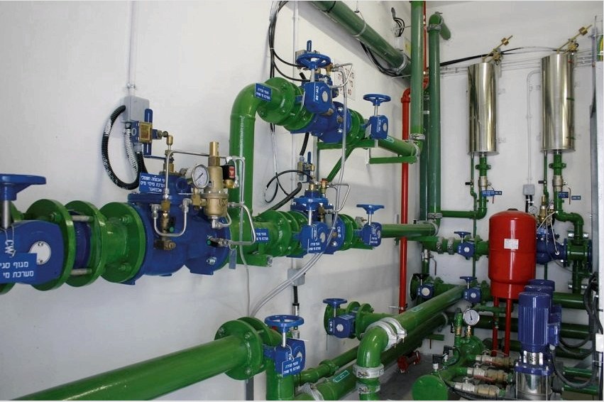A víznyomás-szabályozók megakadályozzák a víznyomás jelentős ingadozásainak negatív hatásait a rendszer bemeneti nyílásánál és a vízkalapácsnál