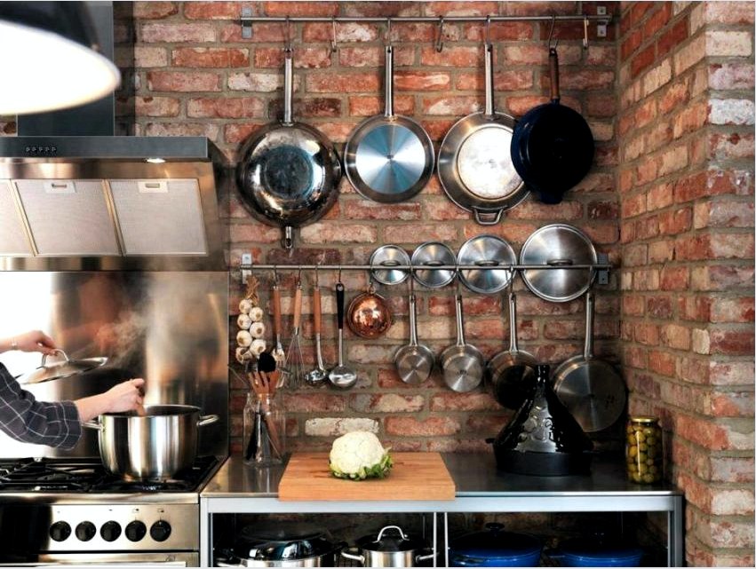 Függesztett szekrény nélküli konyhában a rudakat egymással párhuzamosan lehet elhelyezni