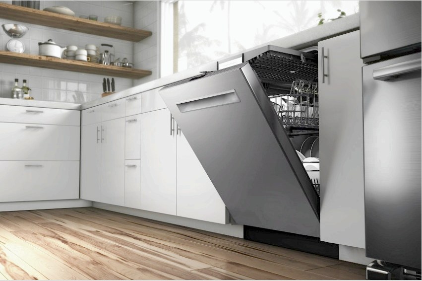 A beépített Siemens SR 64M030 mosogatógépnek stílusos külső burkolata van