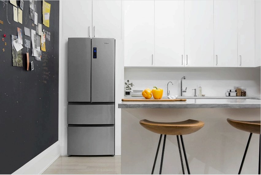 Részben beépített hűtőszekrény a modern konyha belsejében