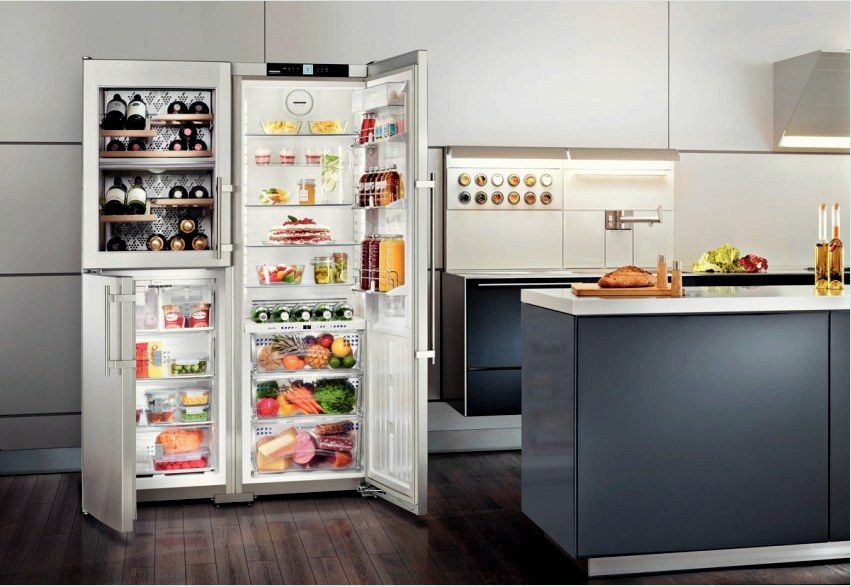 A egymás melletti hűtőszekrényeket a fagyasztó és a hűtőszekrény kapacitása különbözteti meg