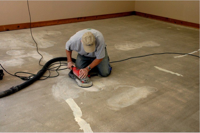 A padló javításához használt keverékek megszilárdulása után a felületet csiszolják