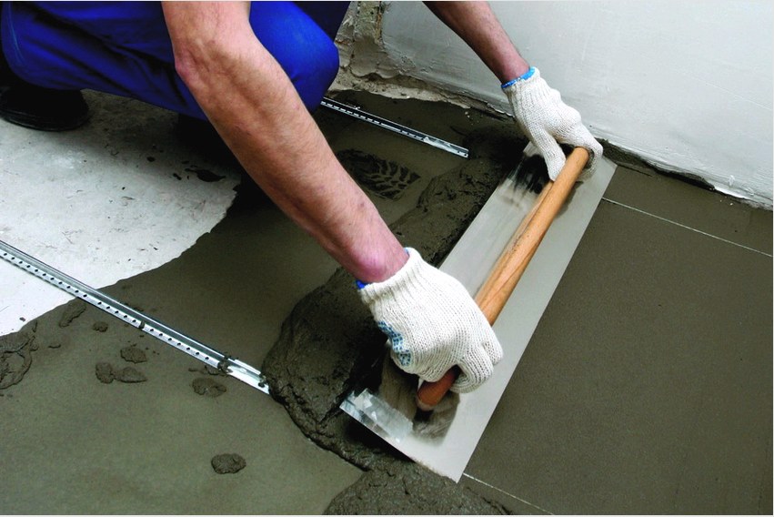 Ha a régi csempe eltávolítása után a betonban sok hiba van, akkor jobb, ha elhagyja a javítást és készít egy új esztricht