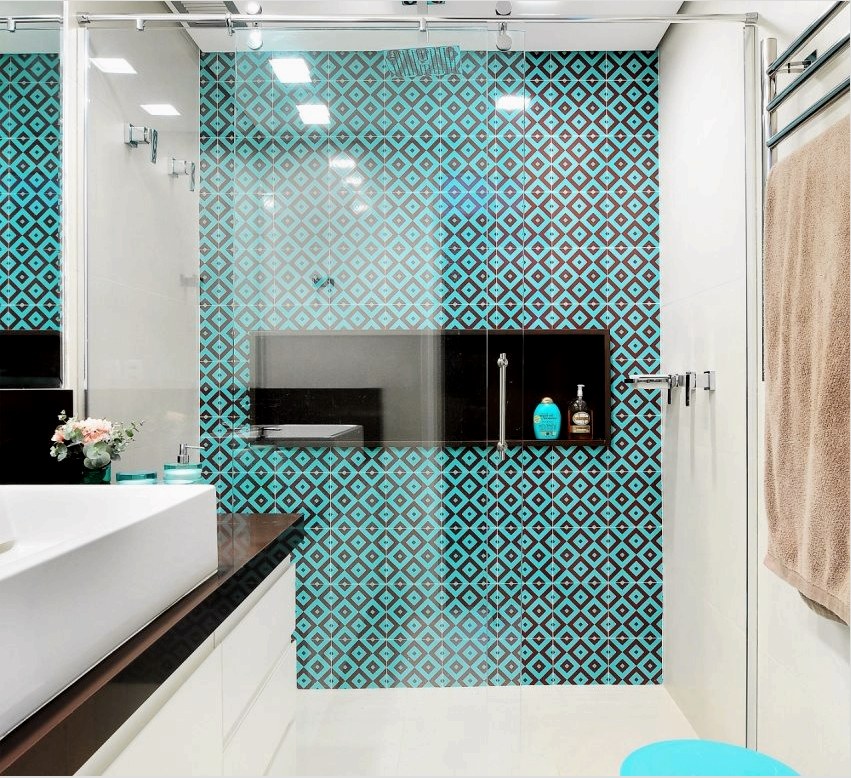 A zuhanyzó felületét türkizkék csempék borítják