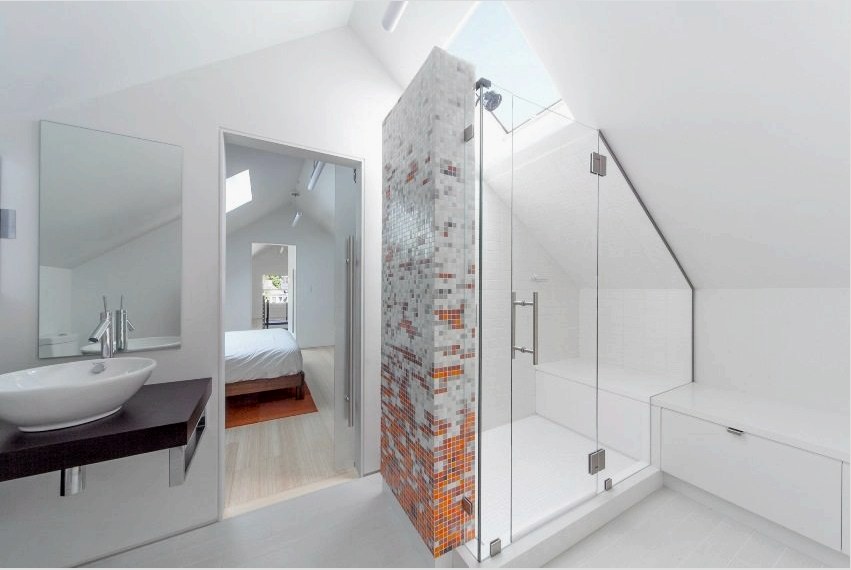 Hófehér fürdőszoba egyszerű stílusban
