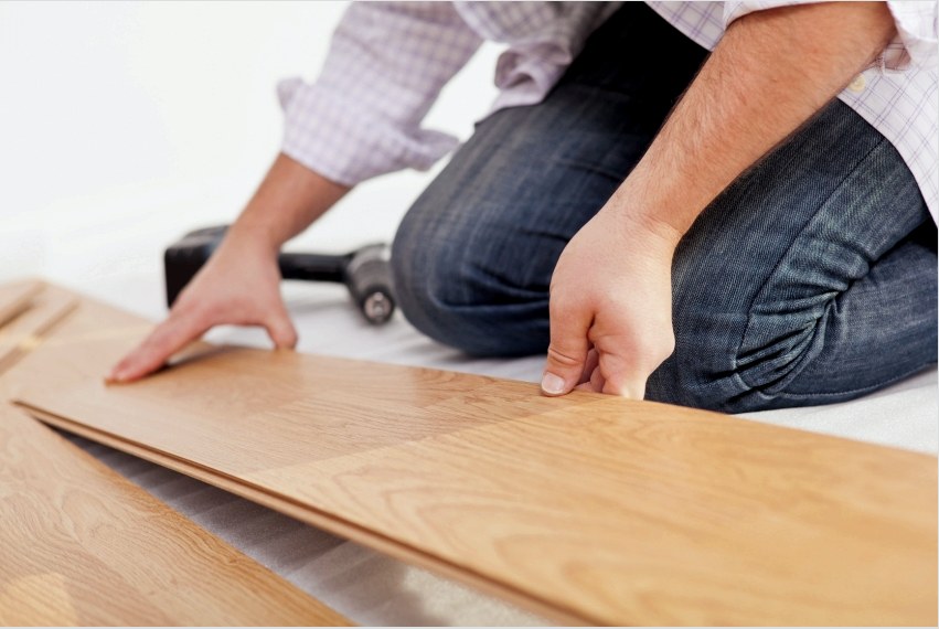 Javasoljuk, hogy a padlóburkolatot a javítás utolsó szakaszában szerelje be, hogy ne sértse meg az anyag felületét