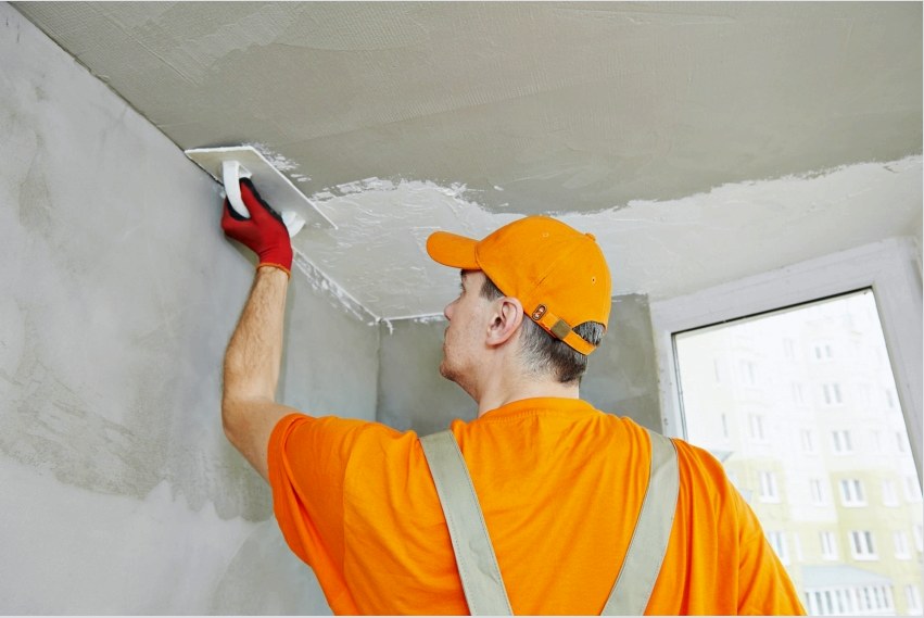 A falak gittolása magában foglalja egy speciális keverék felhordását, majd ezt követő alapozással és vakolatokkal a felületi szabálytalanságok eltávolításához