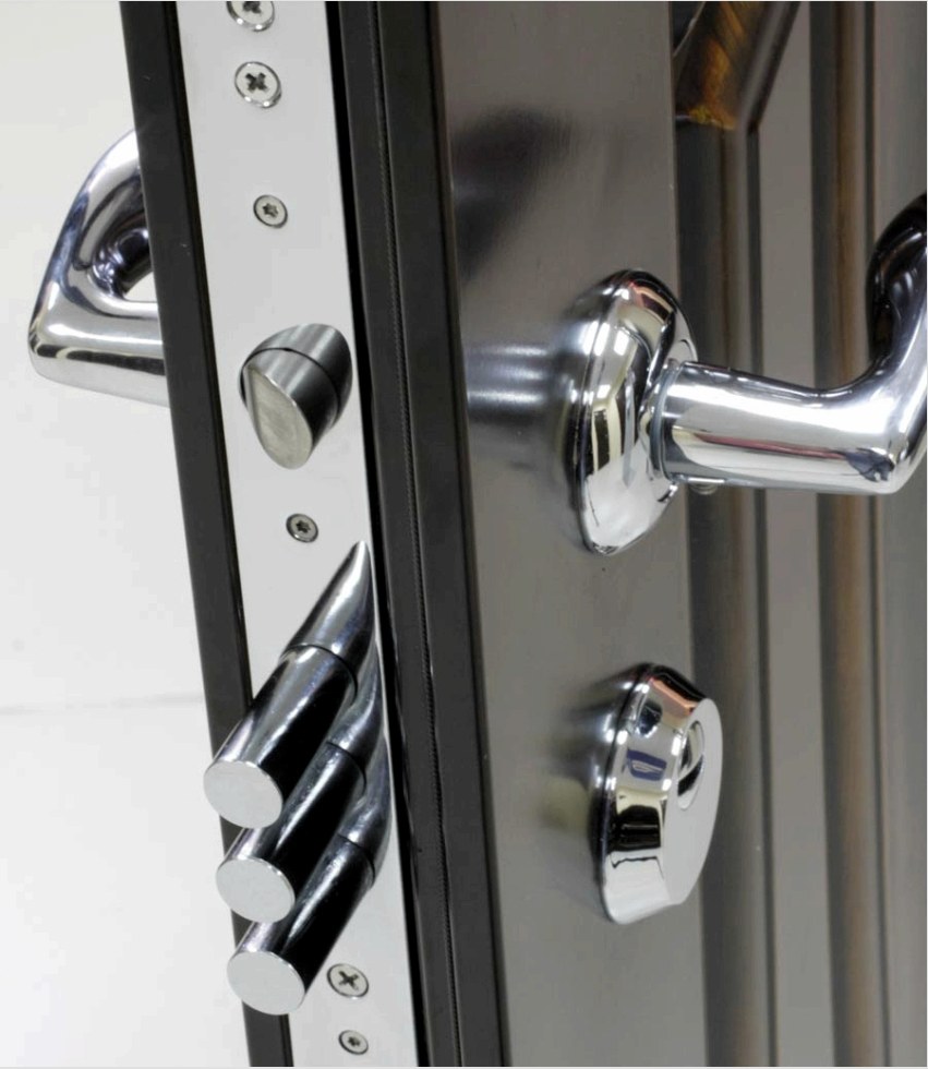 Számos oka van annak, hogy a bejárati fém ajtóba beépített zár megsérüljön