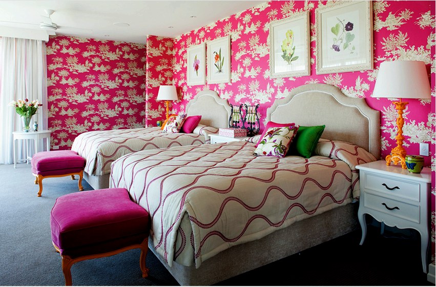 Nagy szoba esetén a rózsaszín tapéta nyomtatott mintával vagy mintával megfelelő