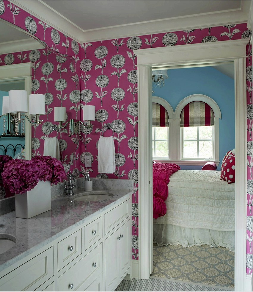A rózsaszín árnyalatú háttérkép friss és hűvös lesz a fürdőszoba belsejében