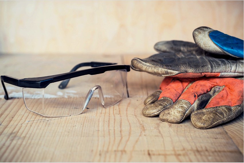 Amikor egy zárat behelyez egy fém ajtóba, biztonsági szemüveget és kesztyűt kell használni a biztonság érdekében.