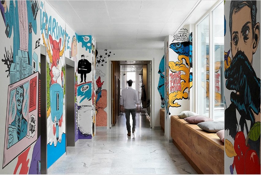 A modern apartman belsejét a falra festett képregények egészítik ki.