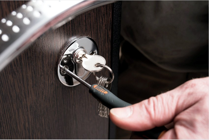 A zár bezárása után a fém ajtóban fontos ellenőrizni az eszköz működését.