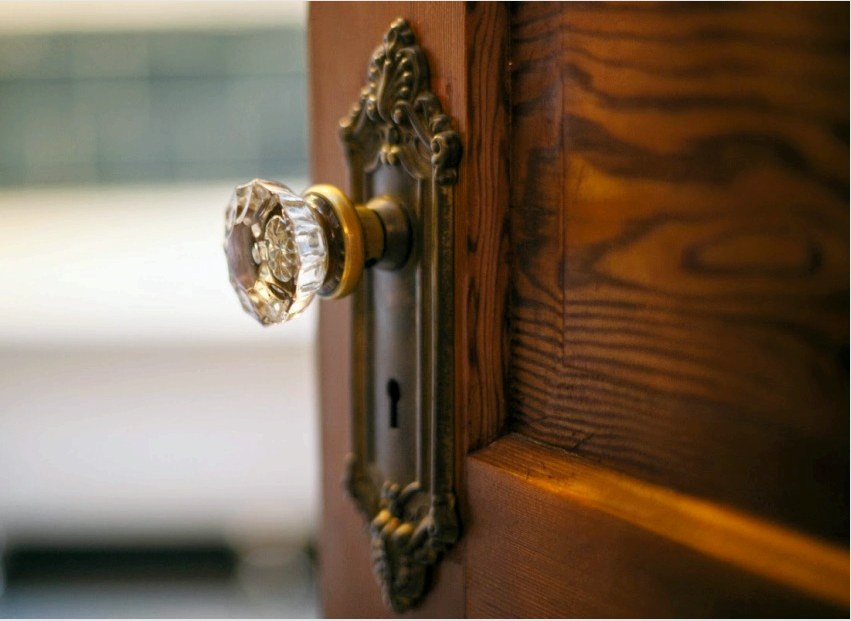 Az ajtófogantyúk zárral vagy reteszel felszerelhetők