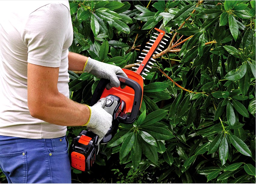 A gázvágó trimmer fák vágására és a fű fűnyírására is használható. 