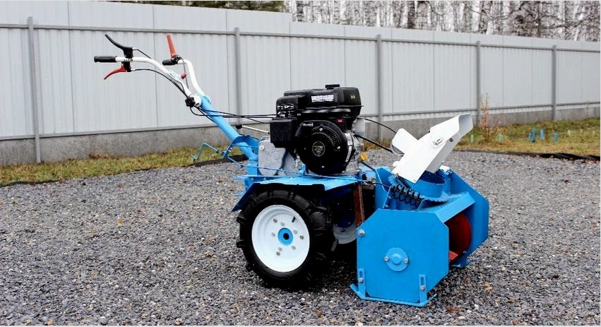 Hófúvóka mögött álló traktorhoz: működési elv és az ön-összeállítás alapjai