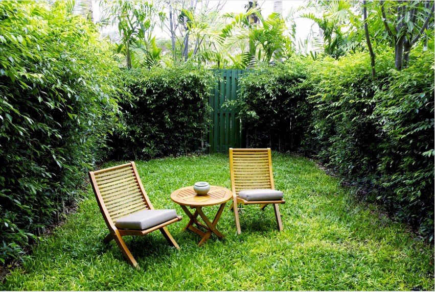 A hordozható kerti bútorok könnyen hajtogathatók, és rossz időjárás esetén gyorsan tisztíthatók