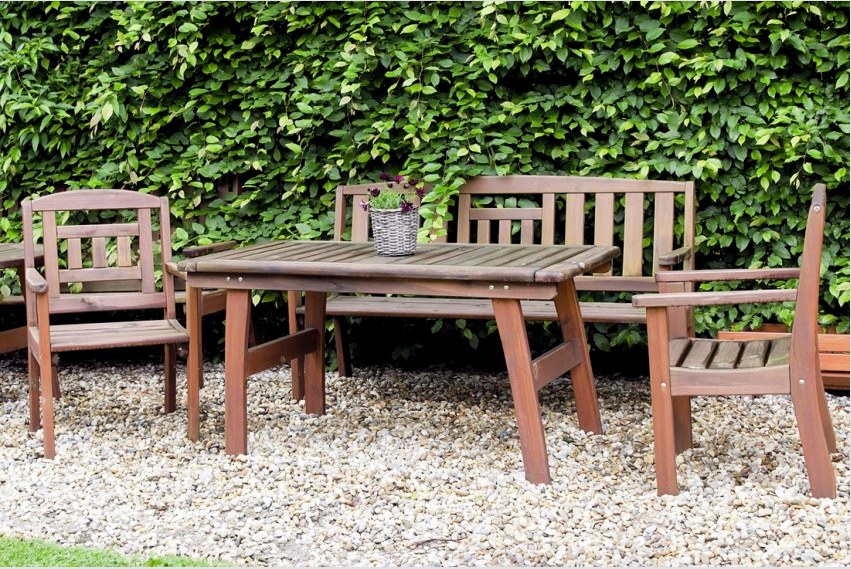 A fa kerti bútorokat speciális eszközökkel kezelik, hogy meghosszabbítsák élettartamukat.