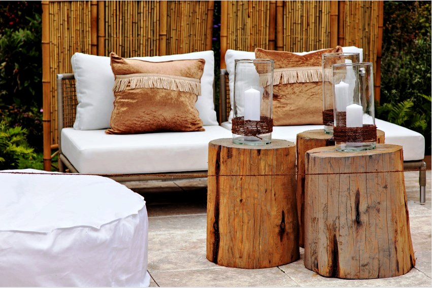 A fából készült kerti bútor kombinálható fonott darabokkal