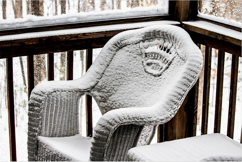 A kertre szolgáló rattan bútorokat télen nem kell a helyiségbe hozni, mert az ilyen anyag nem fél a hirtelen hőmérsékleti változásoktól.