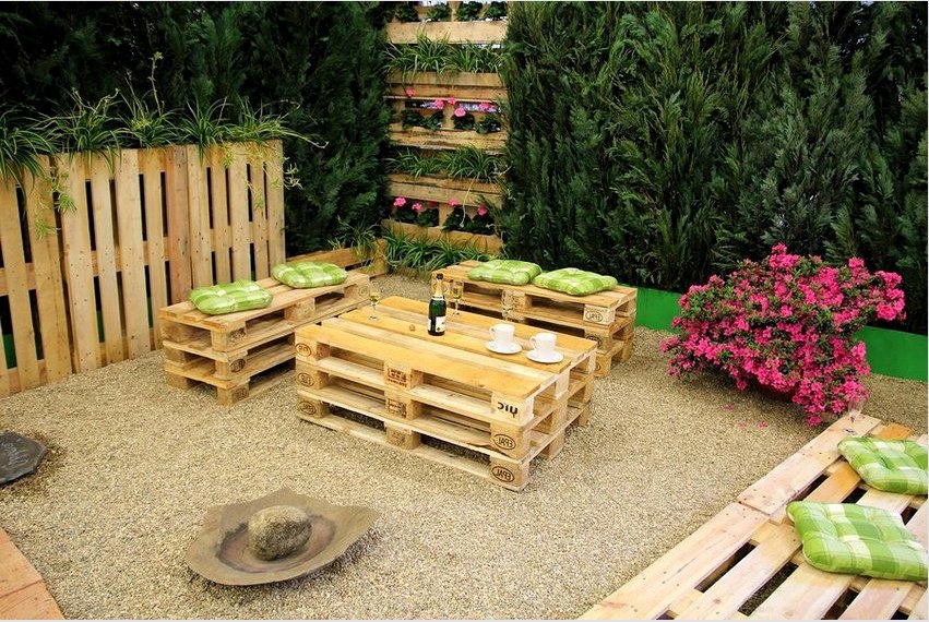 A fa raklapok használata érdekes módja az eredeti kerti bútorok készítésének