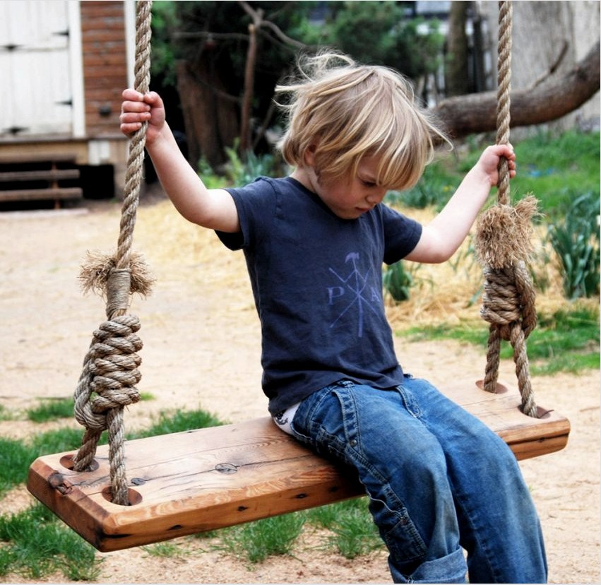 Egyszerű gyerek hinta, fából készült táblán és kötélen keresztül