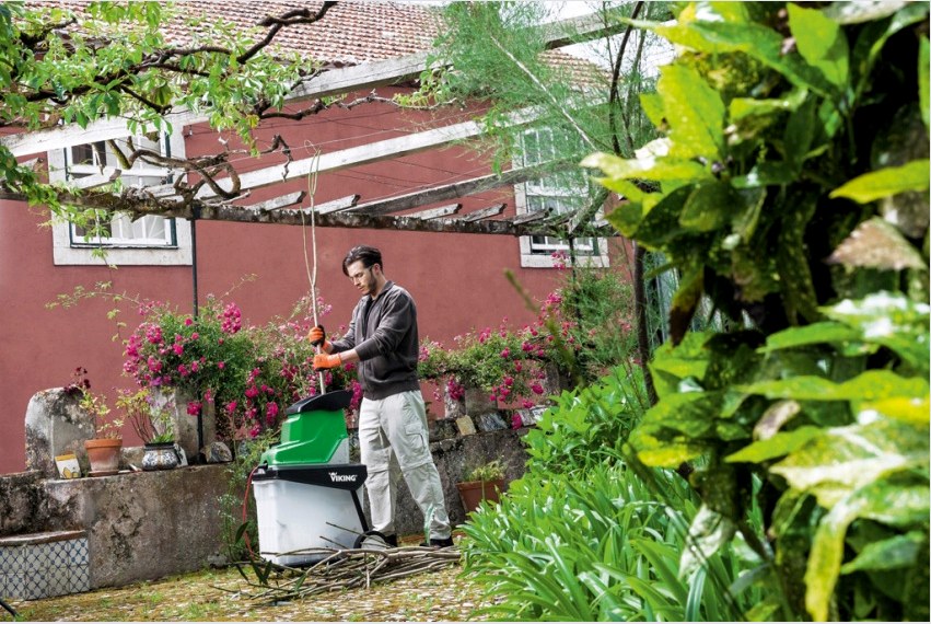 A fűre és az ágakra való aprító segít megbirkózni a növényi törmelékkel a helyszínen